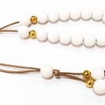 Κομπολόι μπομπονιέρας από λευκή ρητίνη με χρυσές λεπτομέρειες MINI 16