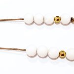 Μπεγλέρι μπομπονιέρας από λευκή ρητίνη και χρυσά στοιχεία BEG 152