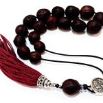 Αρωματικό κομπολόι από μοσχοκάρυδο μπορντό με φούντα JUN 55