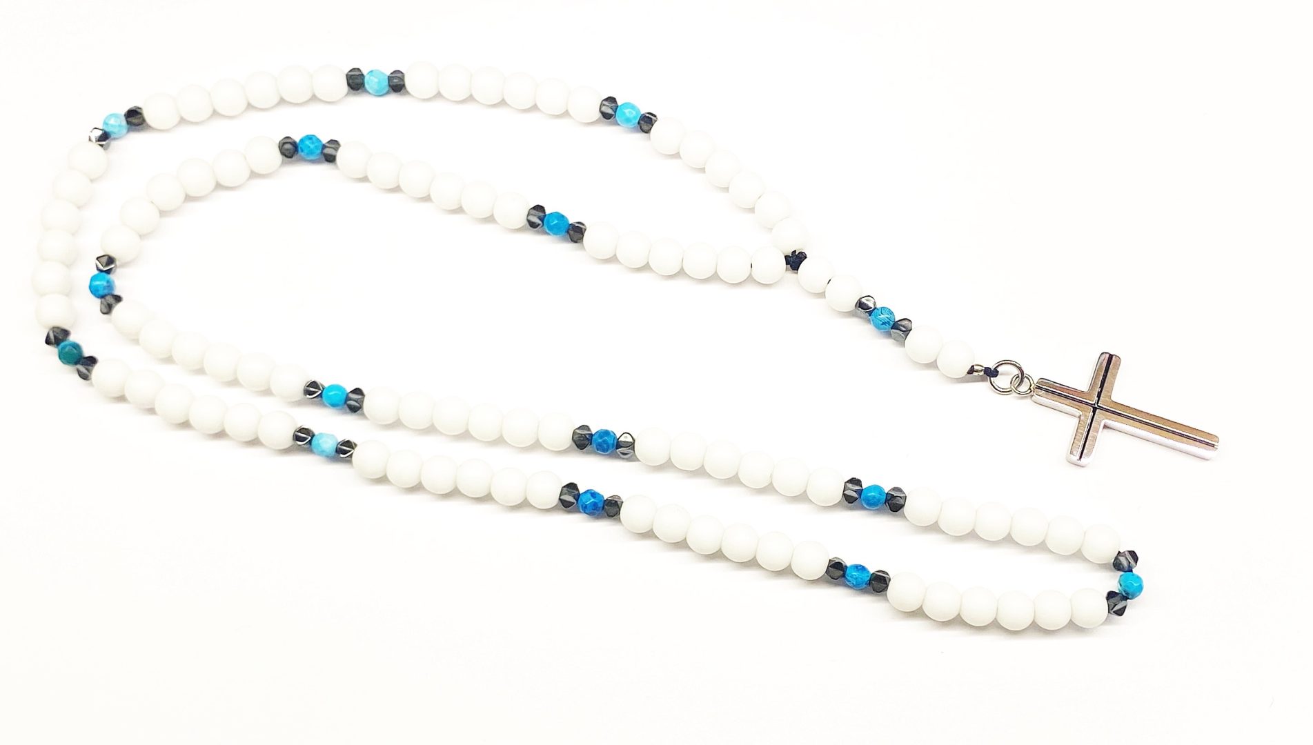 img_5874 Ροζάριο λαιμού από Αχάτη λευκό ,Χαολίτη τυρκουάζ και Αιματίτη με σταυρό από ανοξείδωτο ατσάλι ROS 31 - Image 1